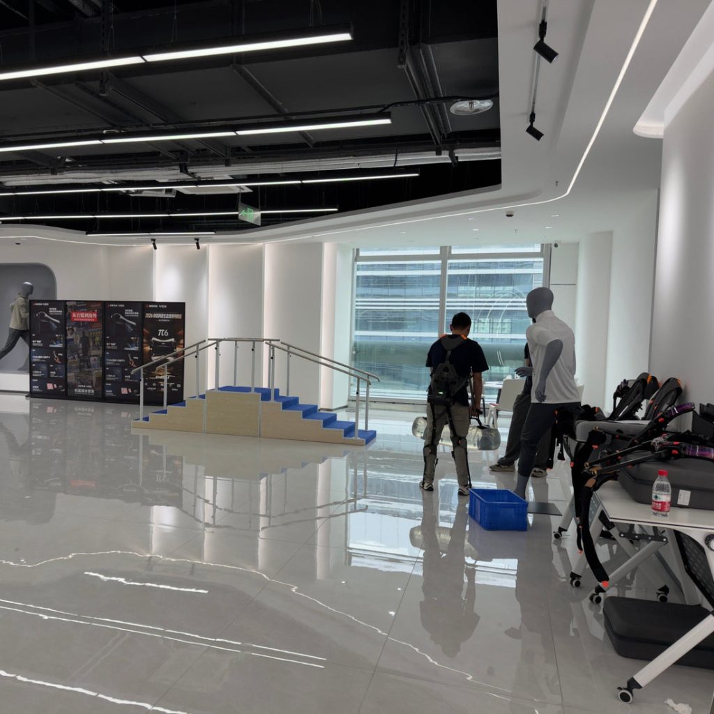 Deneyim alanında merdiven ve rampa test düzeneği ile π6 tanıtım panoları