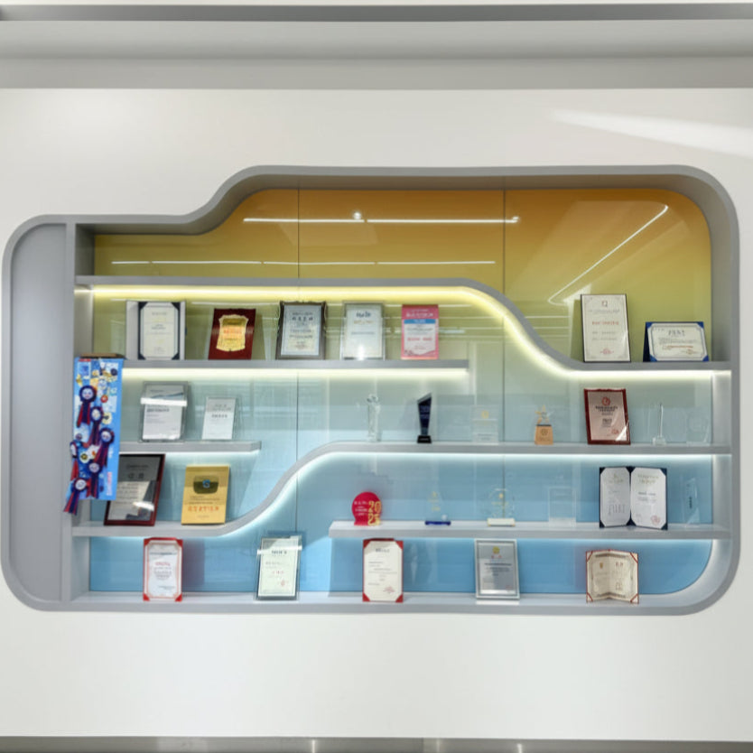 Ödül, sertifika ve patent belgelerinin sergilendiği aydınlatmalı vitrin duvarı